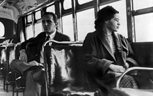 Rifiutandosi di lasciare il posto sull'autobus un bianco, Rosa Parks - una sarta dell'Alabama - infrange nel '55 il muro della segregazione e assurge a simbolo dei diritti civili.