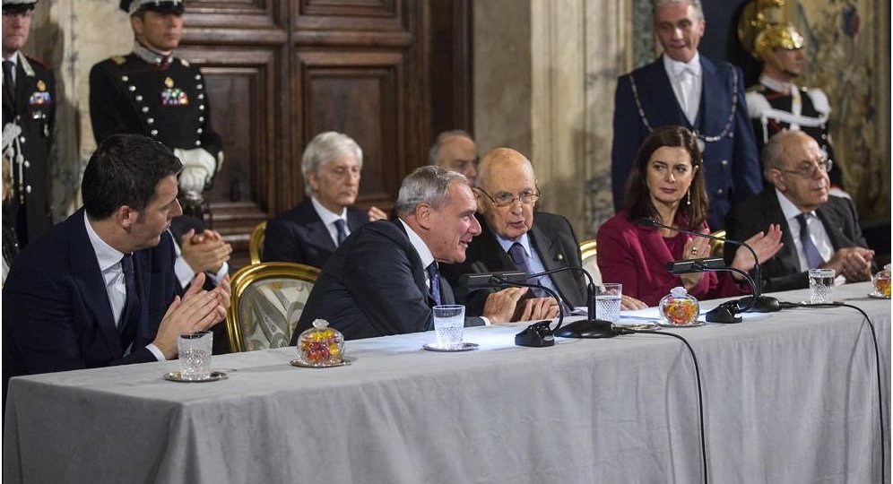 Discorso20auguri20di20natale20Napolitano20tavolo20cariche20stato.jpg