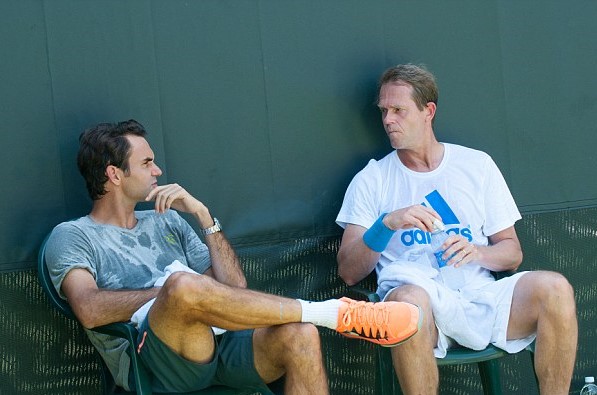 Federer ed Edberg in una pausa durante l'allenamento. L'ex campione svedese è stato allenatore dello svizzero nel biennio 2014-2015, con ottimi risultati senza tuttavia la gioia di una vittoria Slam
