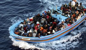 Una carretta del mare stracolma di migranti al largo di Lampedusa