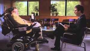 Stephen Hawking durante l'intervista di John Oliver a Last Week Tonight